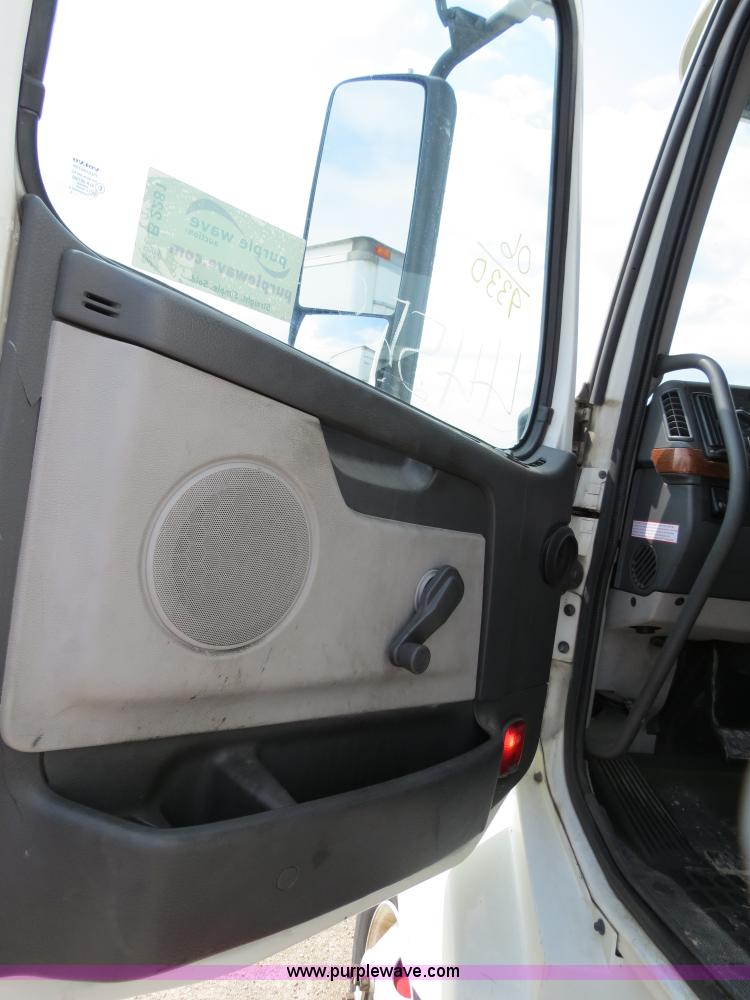 image for item B2281 2006 Volvo VNL semi truck