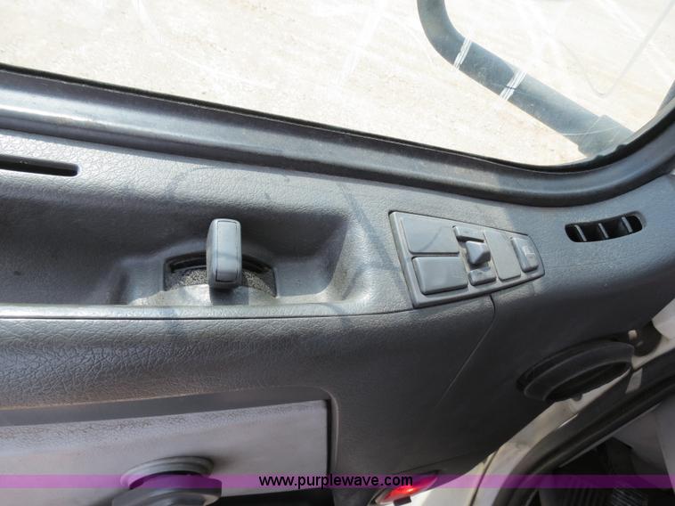 image for item B2281 2006 Volvo VNL semi truck