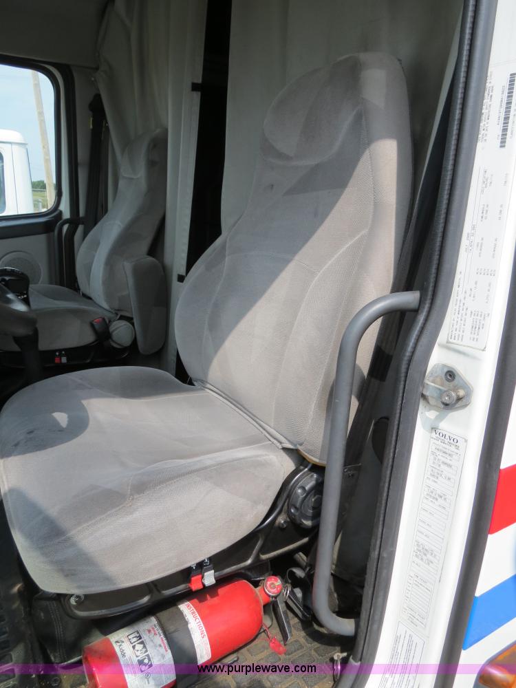 image for item B2281 2006 Volvo VNL semi truck