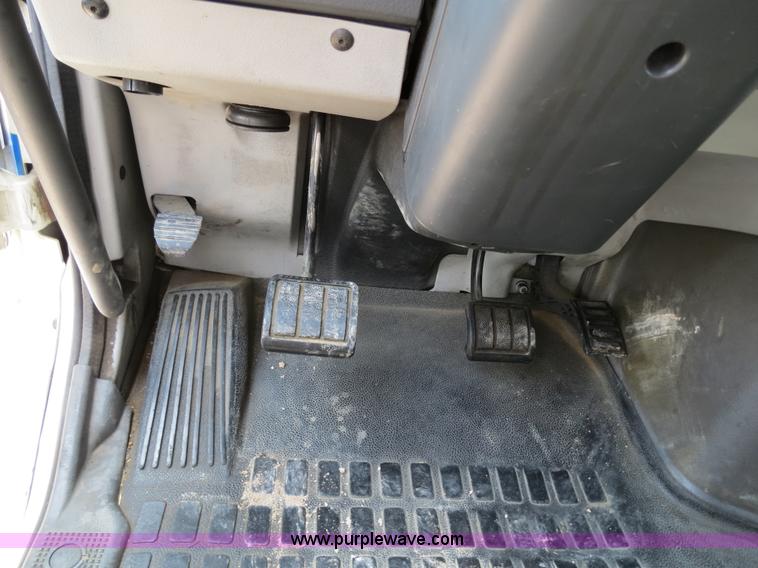 image for item B2281 2006 Volvo VNL semi truck