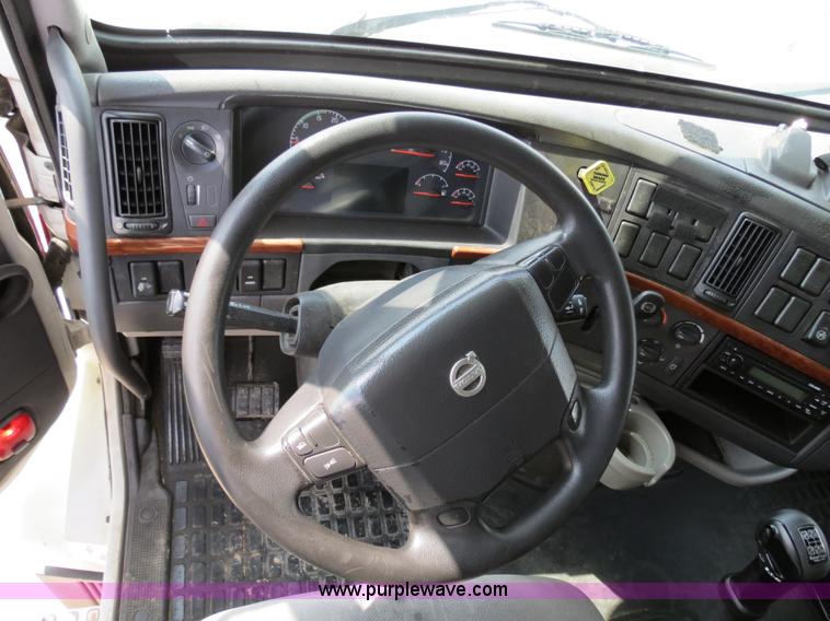 image for item B2281 2006 Volvo VNL semi truck