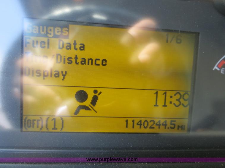 image for item B2281 2006 Volvo VNL semi truck