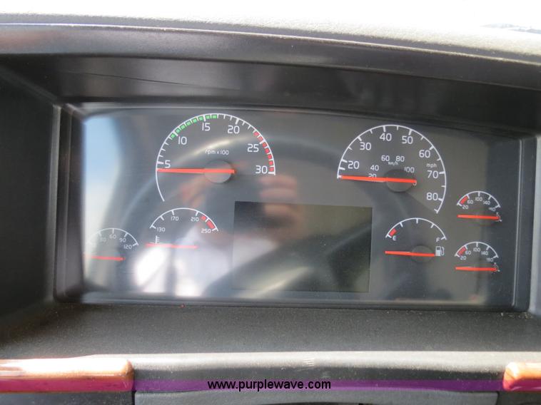 image for item B2281 2006 Volvo VNL semi truck