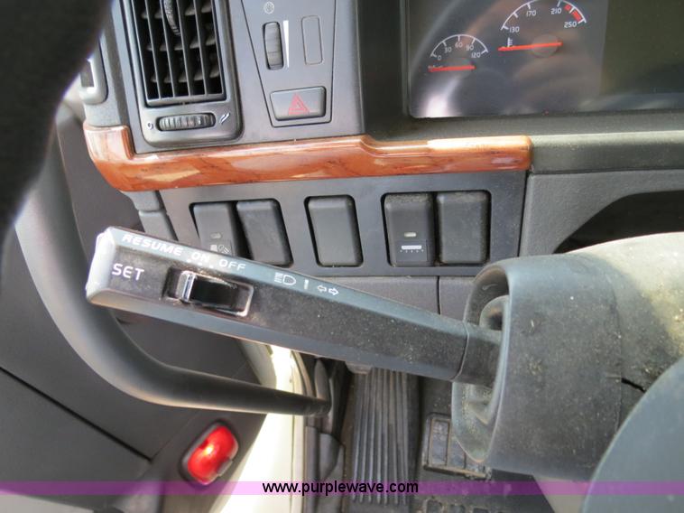 image for item B2281 2006 Volvo VNL semi truck