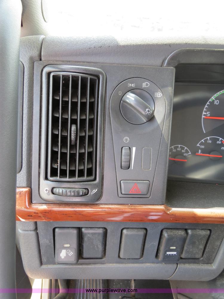 image for item B2281 2006 Volvo VNL semi truck