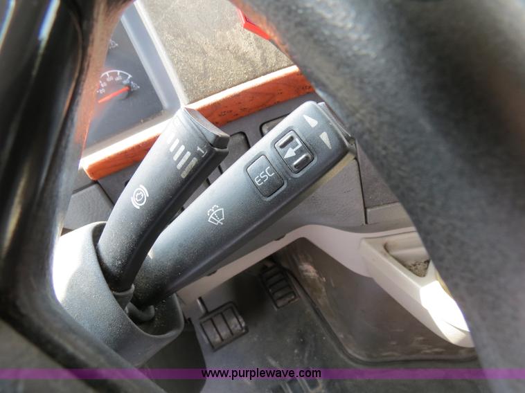 image for item B2281 2006 Volvo VNL semi truck