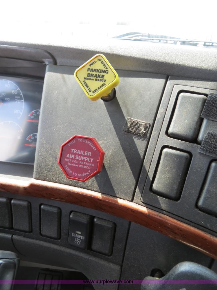 image for item B2281 2006 Volvo VNL semi truck