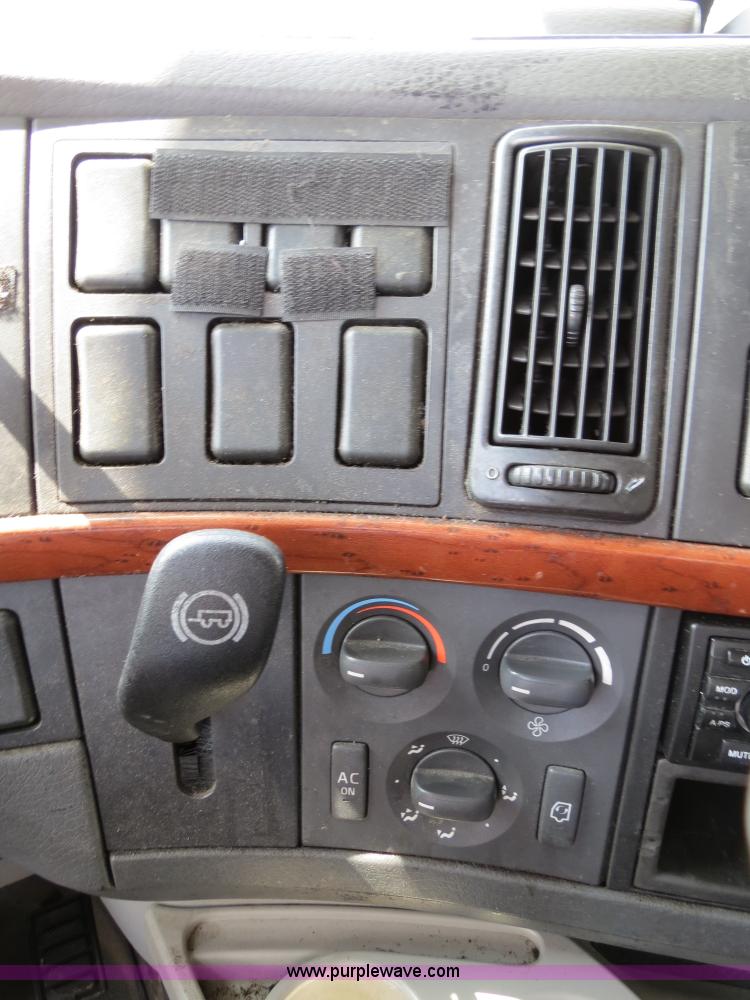 image for item B2281 2006 Volvo VNL semi truck