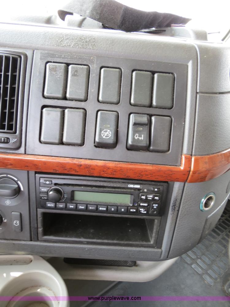 image for item B2281 2006 Volvo VNL semi truck