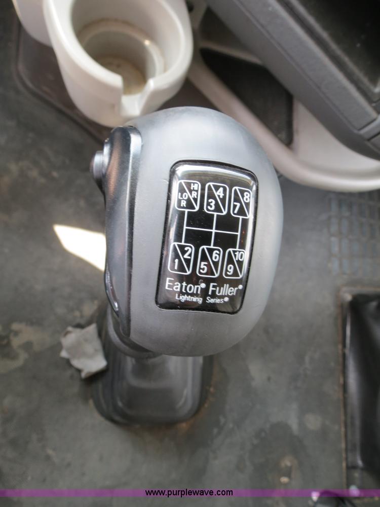 image for item B2281 2006 Volvo VNL semi truck