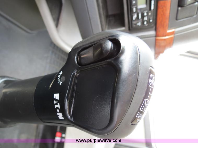 image for item B2281 2006 Volvo VNL semi truck