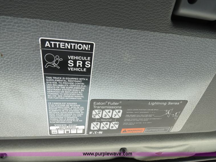 image for item B2281 2006 Volvo VNL semi truck