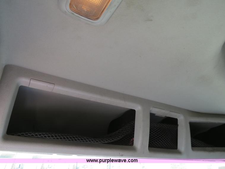 image for item B2281 2006 Volvo VNL semi truck