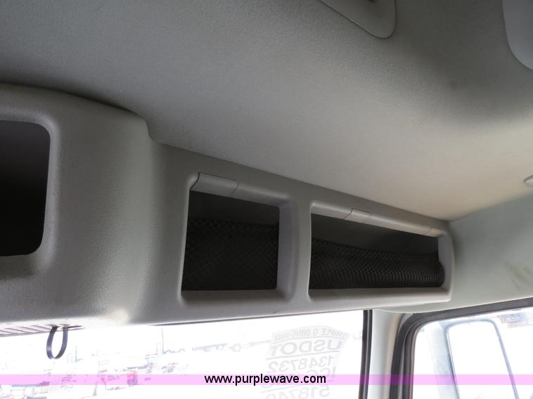 image for item B2281 2006 Volvo VNL semi truck