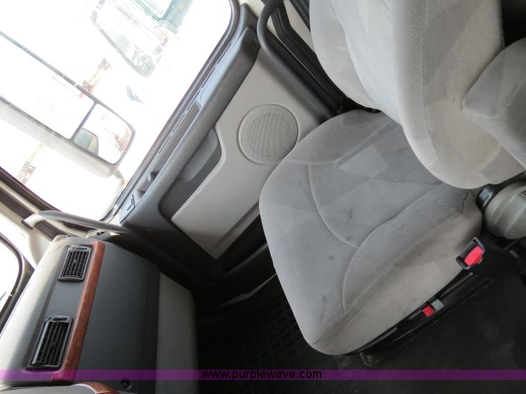 image for item B2281 2006 Volvo VNL semi truck