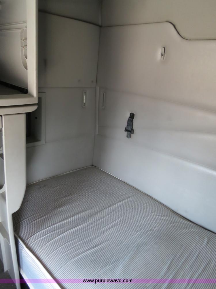 image for item B2281 2006 Volvo VNL semi truck