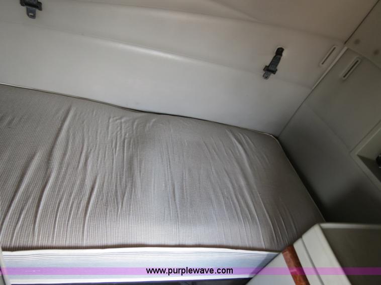 image for item B2281 2006 Volvo VNL semi truck