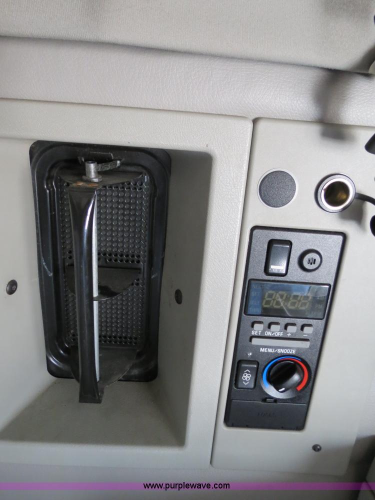 image for item B2281 2006 Volvo VNL semi truck