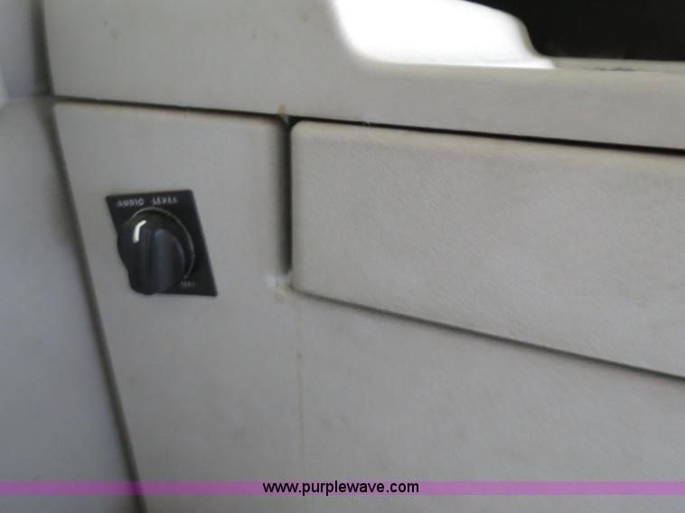 image for item B2281 2006 Volvo VNL semi truck