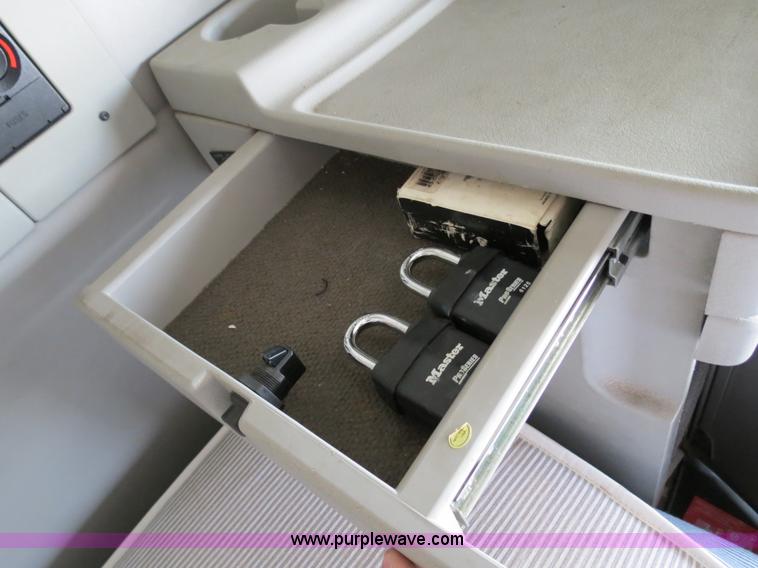 image for item B2281 2006 Volvo VNL semi truck