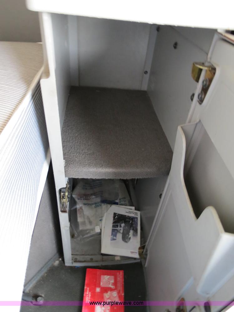 image for item B2281 2006 Volvo VNL semi truck