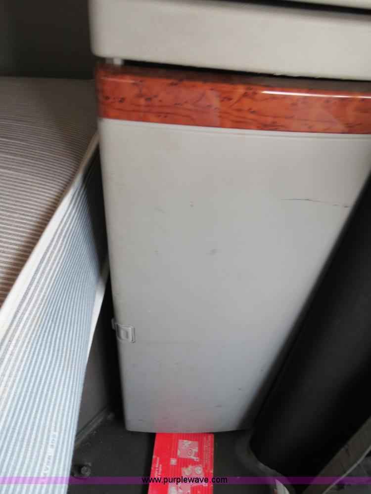 image for item B2281 2006 Volvo VNL semi truck