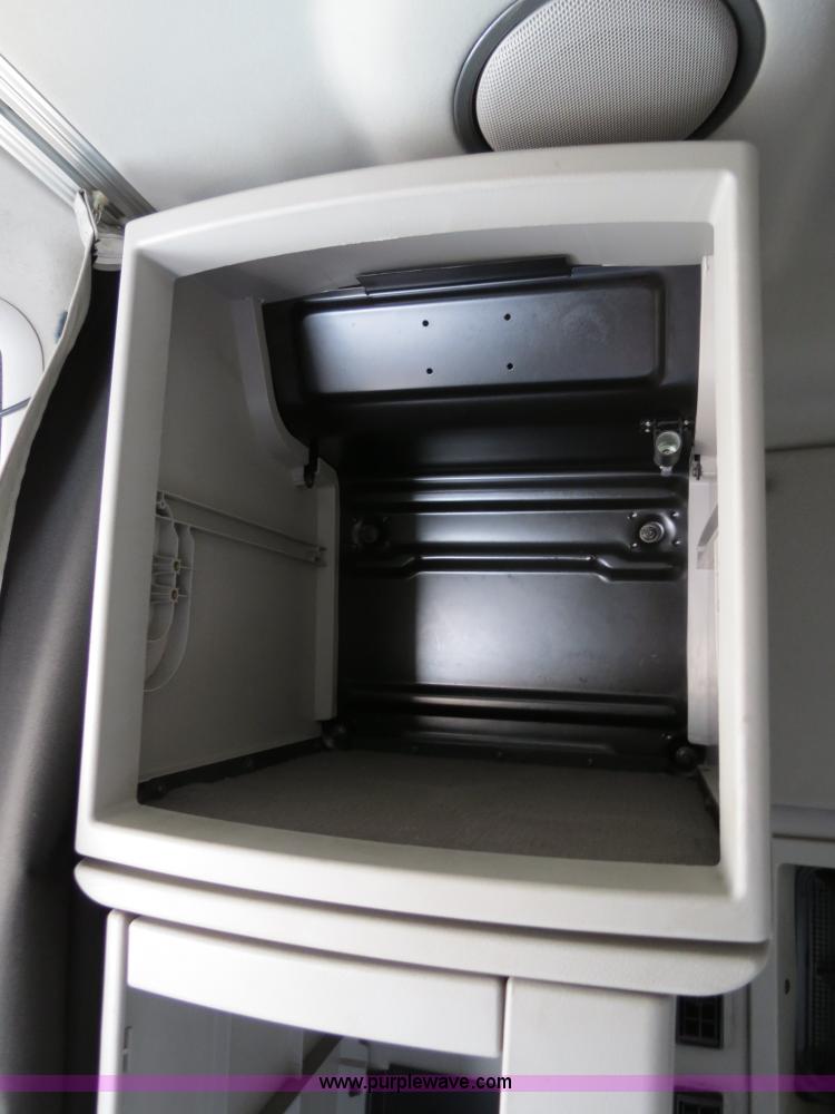 image for item B2281 2006 Volvo VNL semi truck