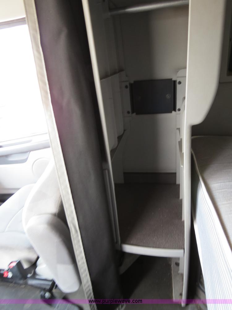 image for item B2281 2006 Volvo VNL semi truck