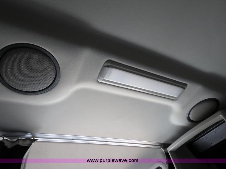 image for item B2281 2006 Volvo VNL semi truck