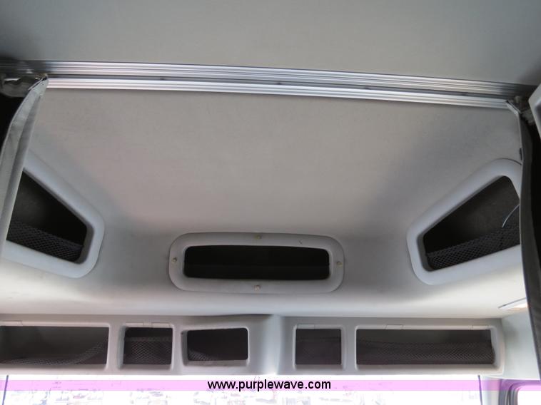 image for item B2281 2006 Volvo VNL semi truck