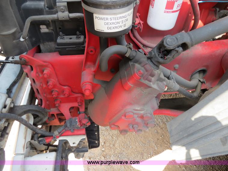 image for item B2281 2006 Volvo VNL semi truck