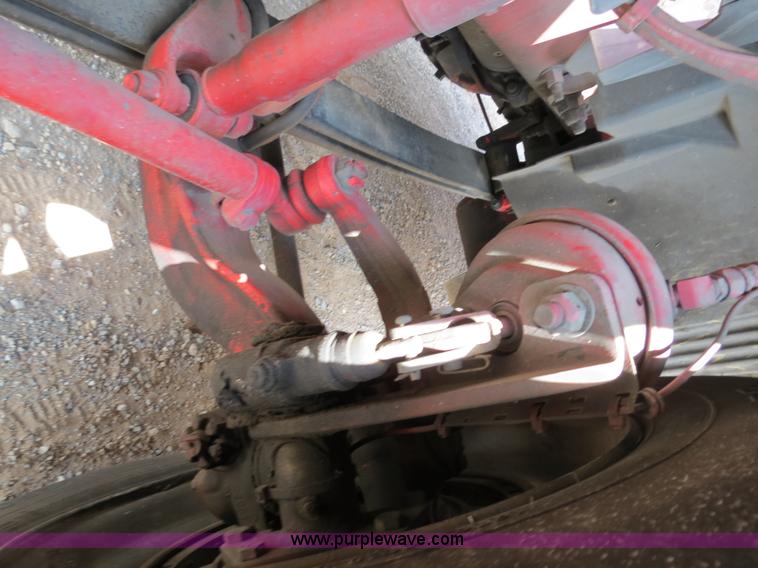 image for item B2281 2006 Volvo VNL semi truck