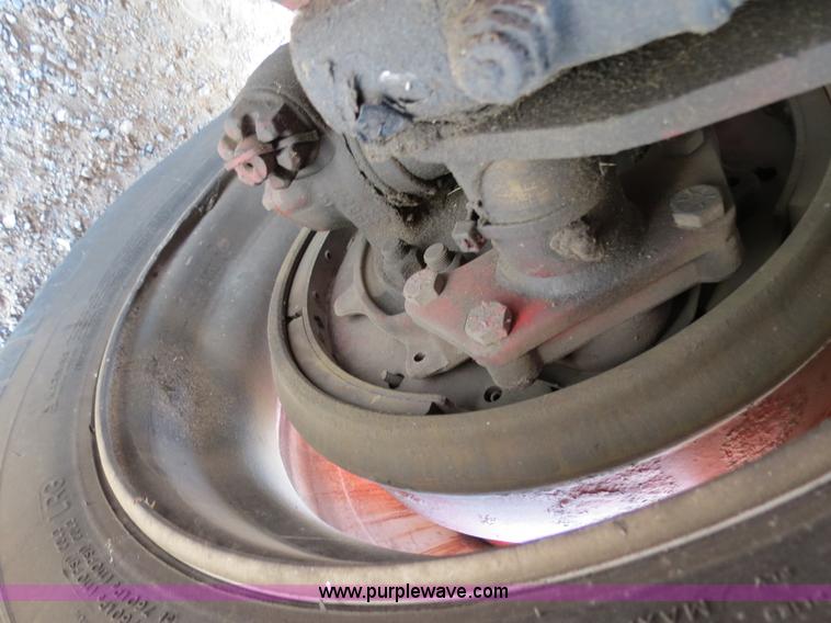 image for item B2281 2006 Volvo VNL semi truck