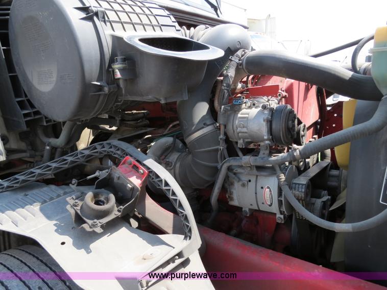 image for item B2281 2006 Volvo VNL semi truck