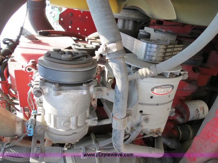 image for item B2281 2006 Volvo VNL semi truck