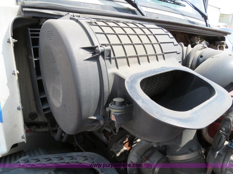 image for item B2281 2006 Volvo VNL semi truck