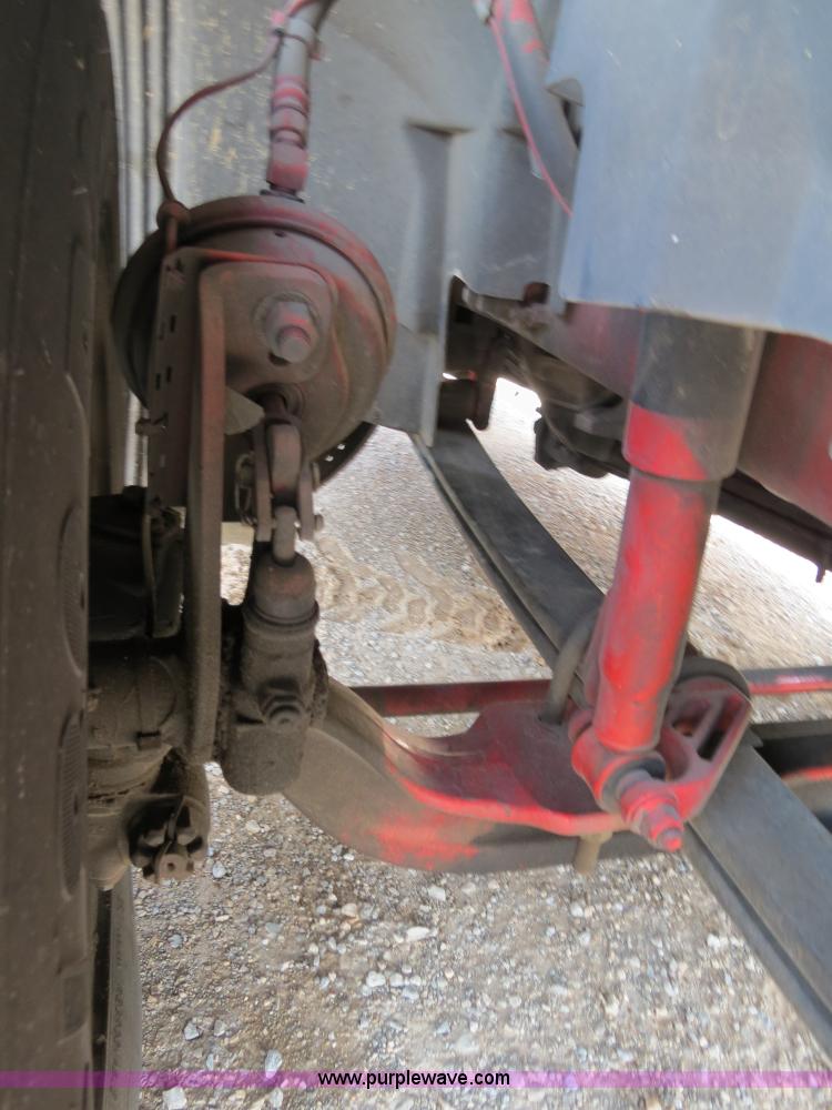 image for item B2281 2006 Volvo VNL semi truck