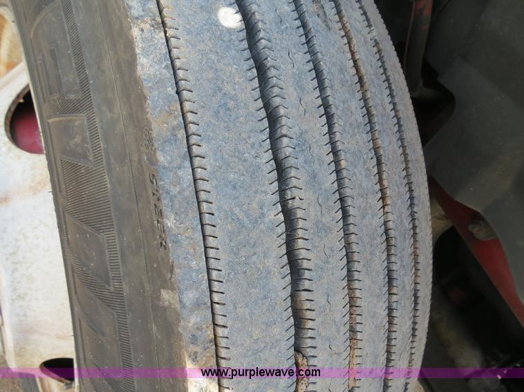 image for item B2281 2006 Volvo VNL semi truck