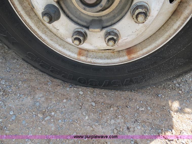 image for item B2281 2006 Volvo VNL semi truck