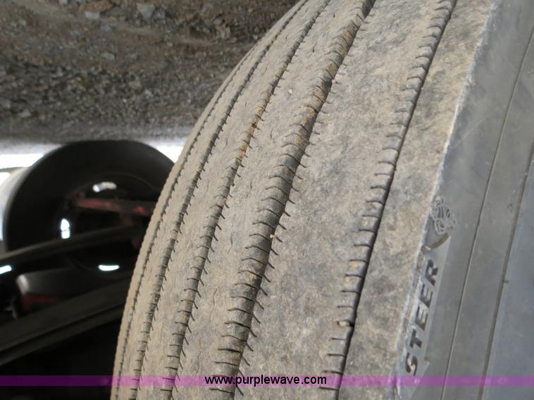 image for item B2281 2006 Volvo VNL semi truck