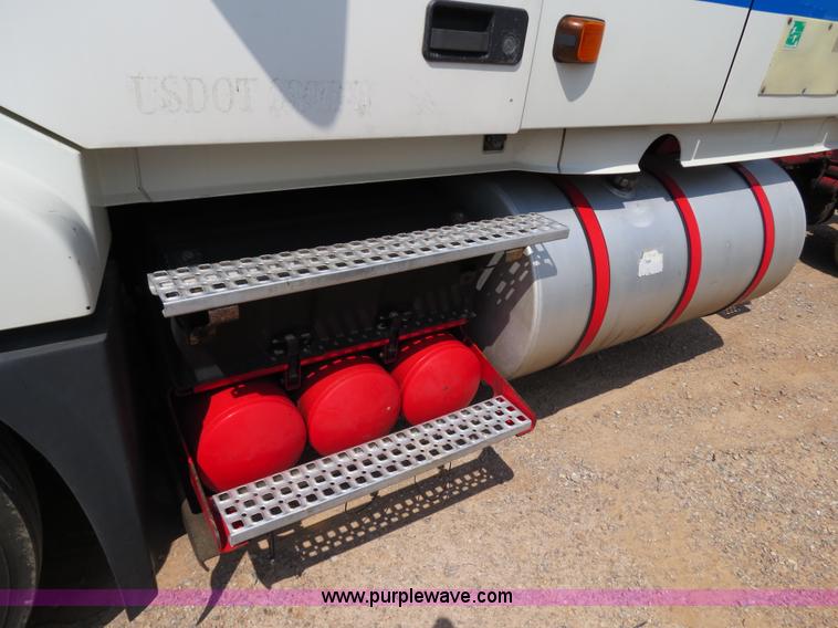 image for item B2281 2006 Volvo VNL semi truck