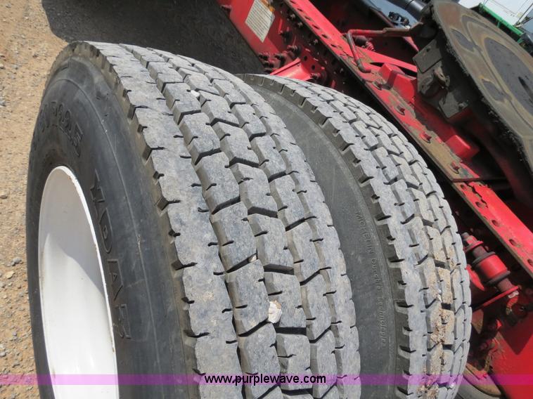 image for item B2281 2006 Volvo VNL semi truck