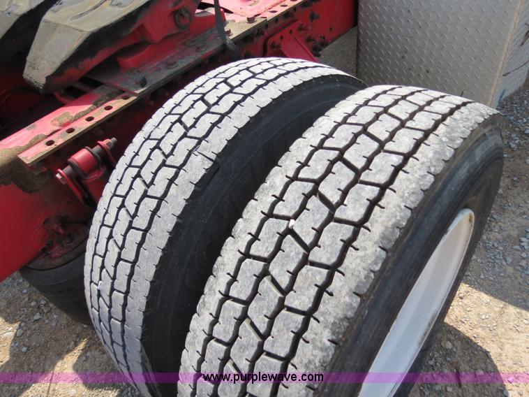 image for item B2281 2006 Volvo VNL semi truck