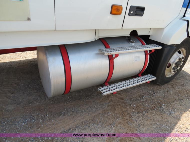 image for item B2281 2006 Volvo VNL semi truck