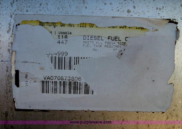 image for item B2281 2006 Volvo VNL semi truck