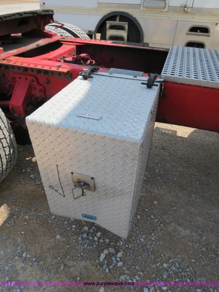 image for item B2281 2006 Volvo VNL semi truck