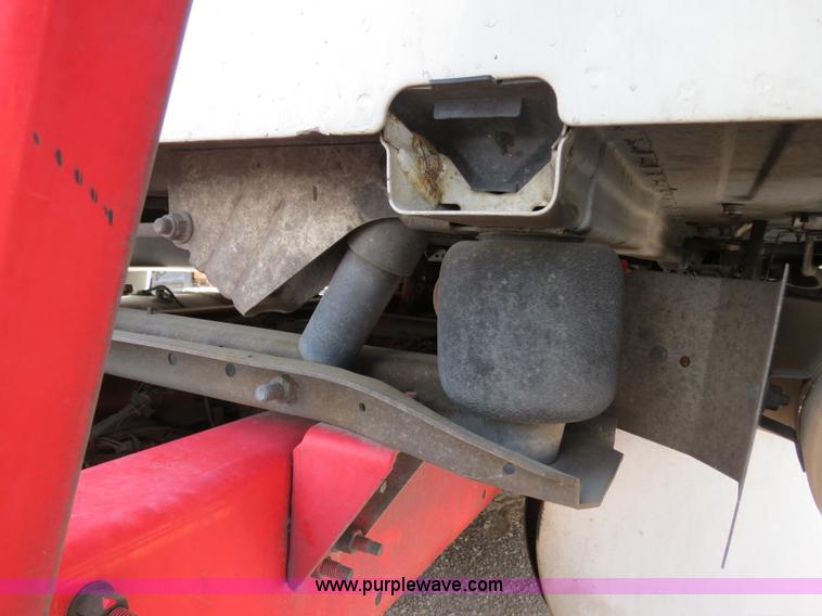 image for item B2281 2006 Volvo VNL semi truck