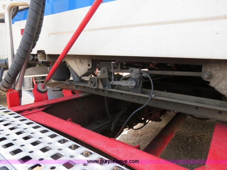 image for item B2281 2006 Volvo VNL semi truck