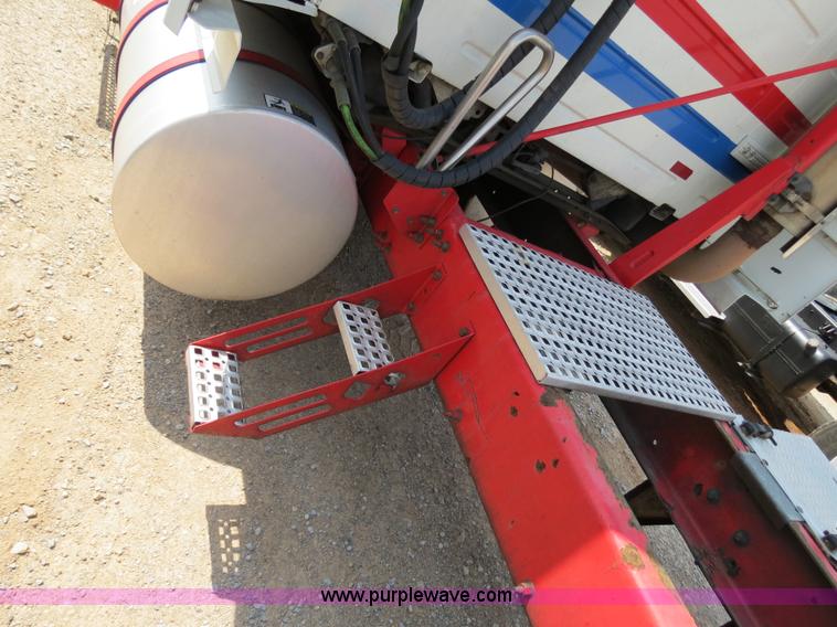 image for item B2281 2006 Volvo VNL semi truck