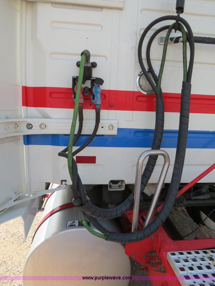 image for item B2281 2006 Volvo VNL semi truck